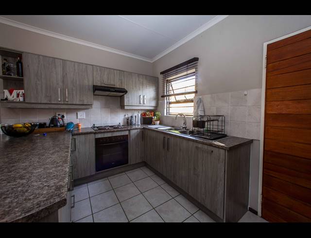 2 BEDROOM SECTIONAL TITLE TO LET IN WILGEHEUWEL